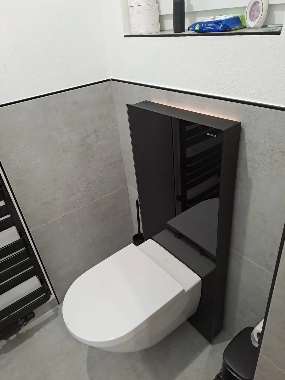 Detail einer modernen WC- und Sanitärinstallation