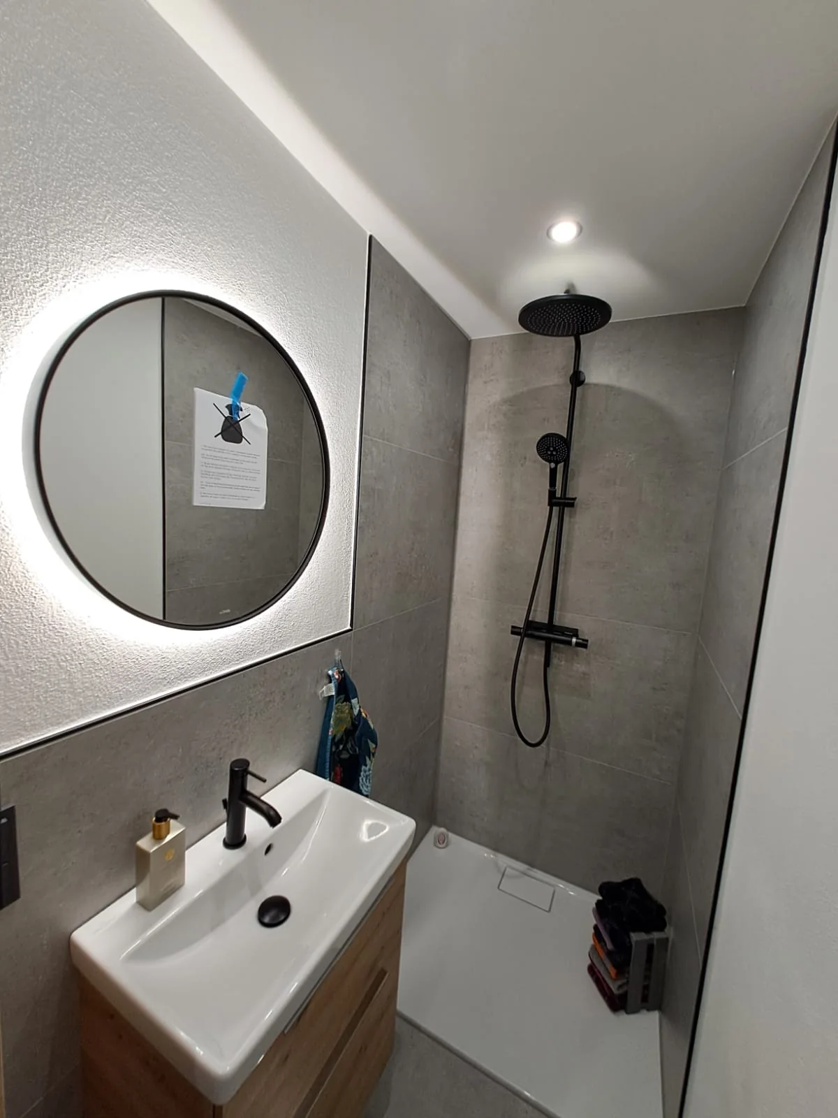 Modernisiertes Bad mit schwarzer Armatur und Dusche