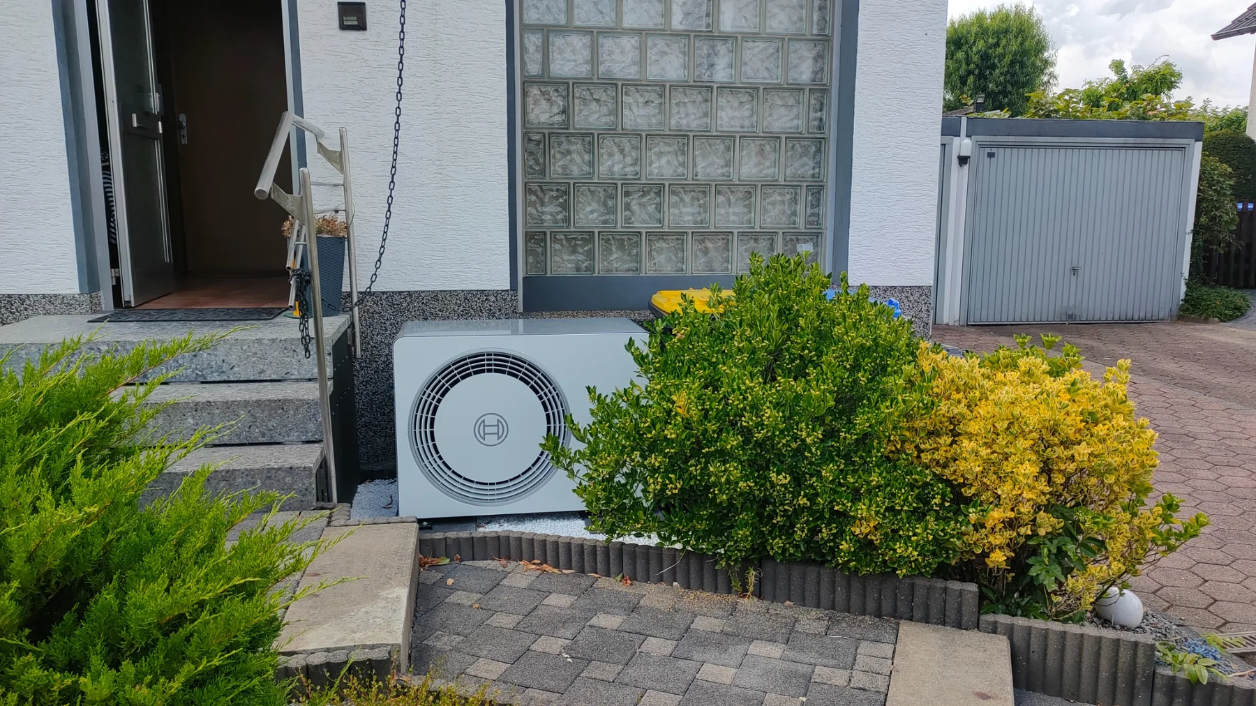 Bosch Wärmepumpe in einer Gartenanlage
