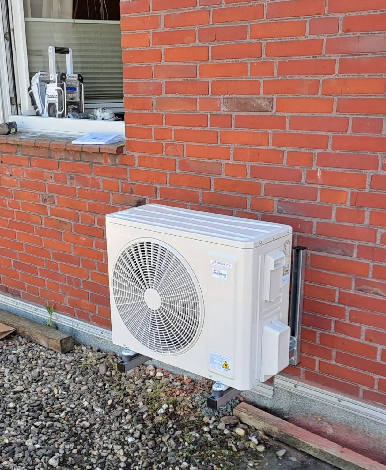 Außeneinheit einer Split-Klimaanlage an einer Klinkerfassade