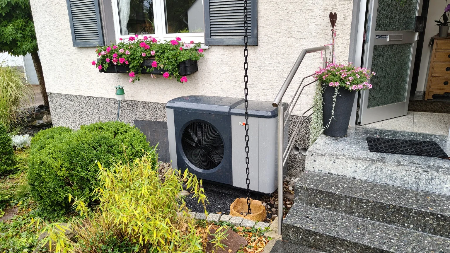 Wolf Wärmepumpe neben einer Treppenanlage